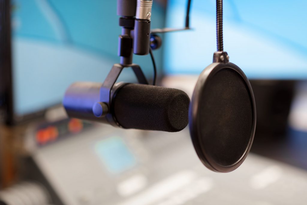 avanco-da-tecnologia-estudio-de-radio-microfone