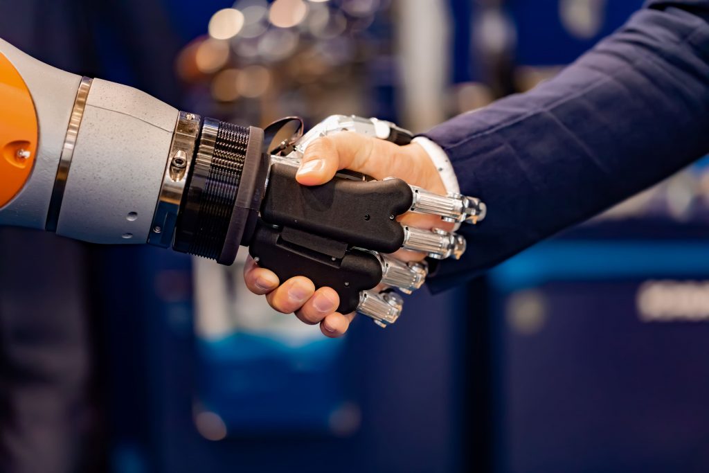 avanco-da-tecnologia-homem-e-robo-dando-as-maos