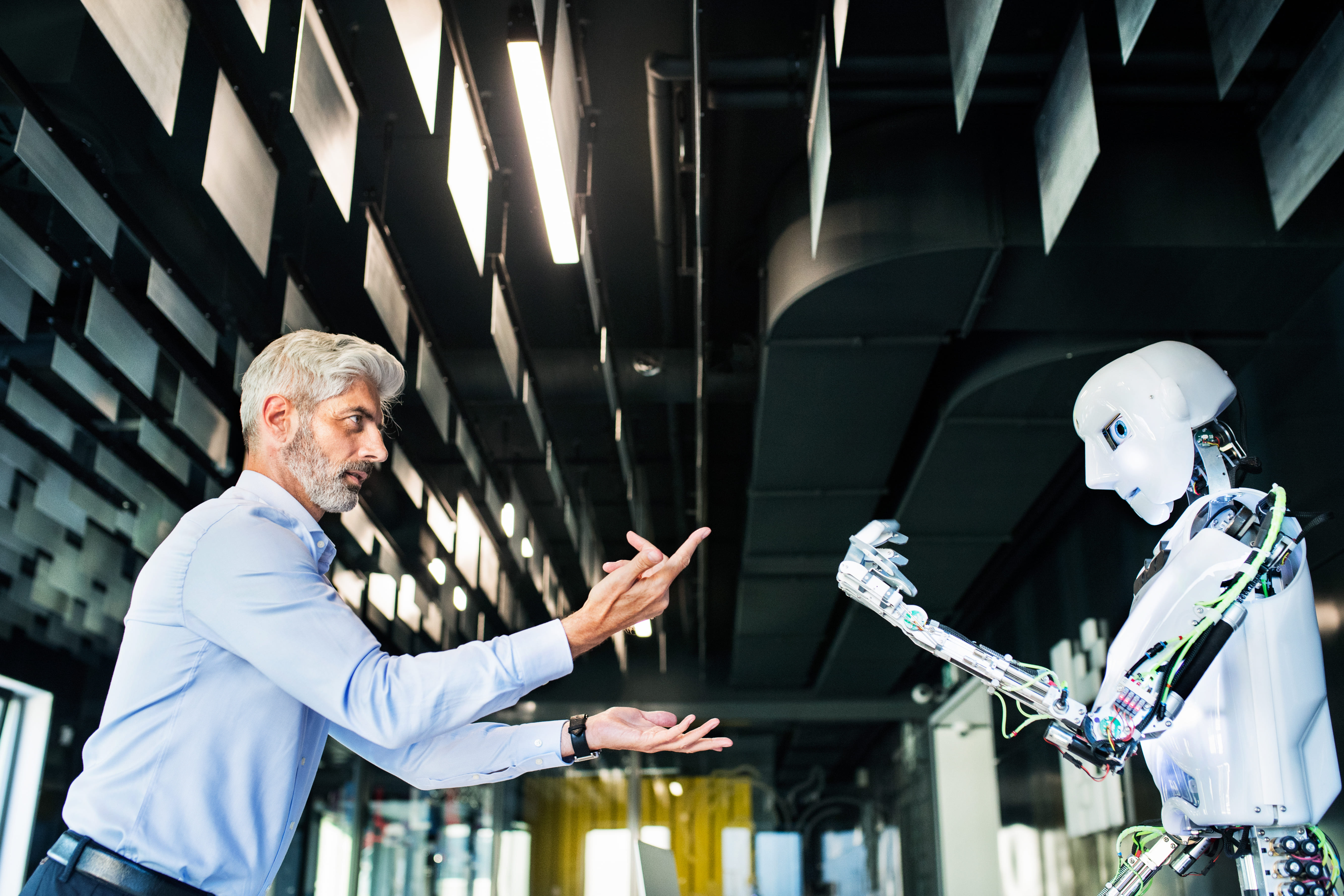 avanco-da-tecnologia-homem-engravatado-robo-prontos-para-brigar