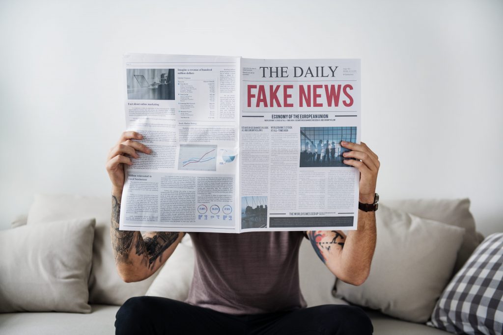 avanco-da-tecnologia-homem-tatuado-jornal-fake-news