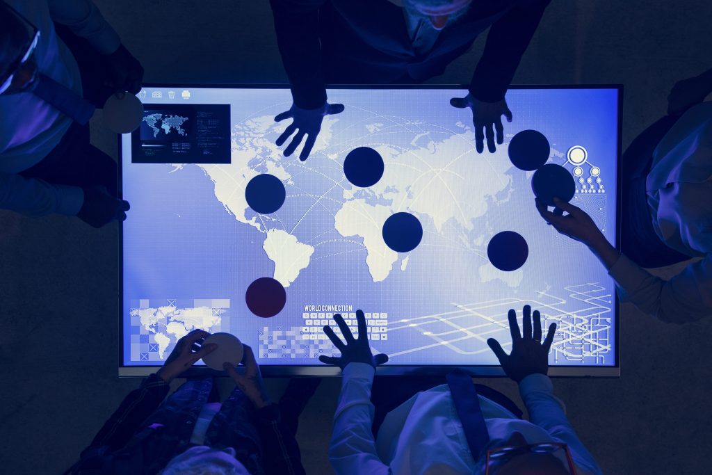 avanco-da-tecnologia-varias-pessoas-maos-tela-digital-mapa-do-mundo