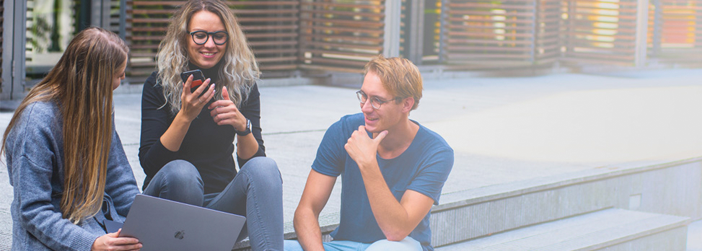 como atrair os jovens para a igreja jovens conversando na rua