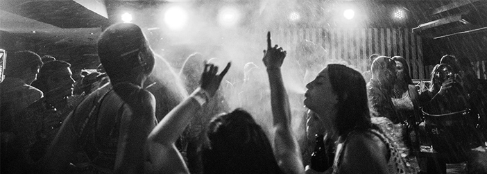 como atrair os jovens para a igreja jovens em festa com bebidas
