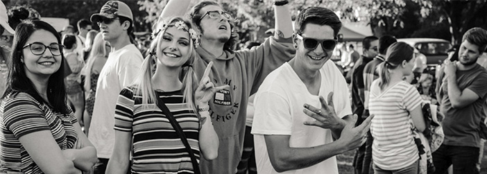 como atrair os jovens para a igreja jovens reunidos em festa durante o dia