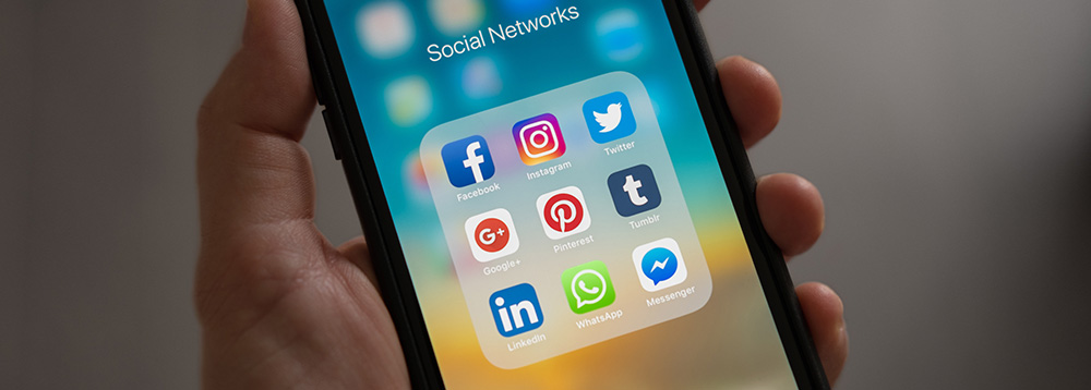 como-conquistar-fieis-na-internet-smartphone-com-acesso-as-redes-sociais