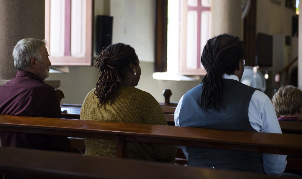 comunicacao-e-evangelizacao-banco-pessoas-sentadas-igreja-templo-rezando