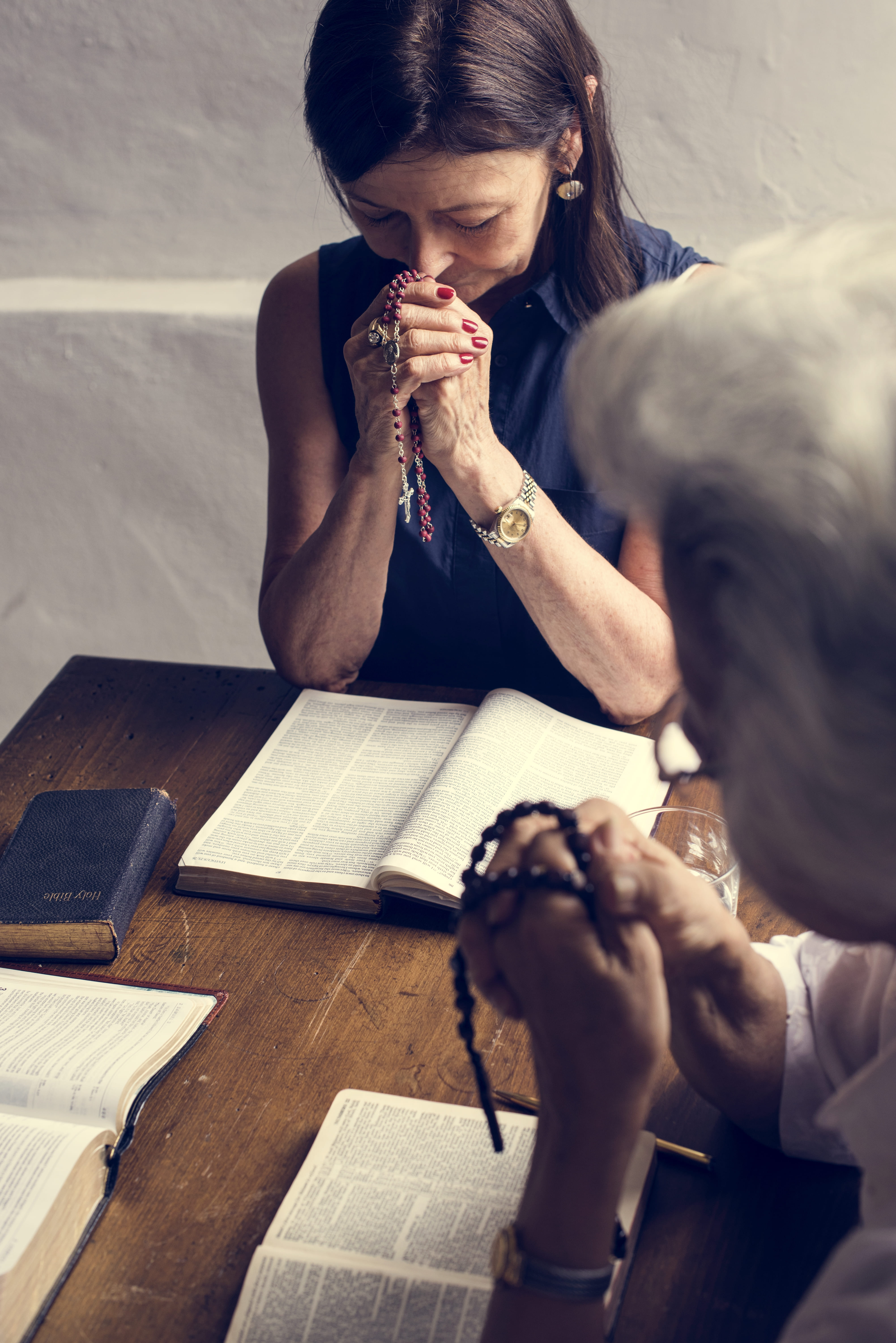 comunicacao-e-evangelizacao-biblia-duas-mulheres-rezando