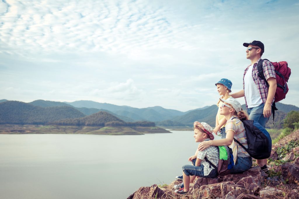 comunicacao-e-evangelizacao-familia-pai-mae-filhos-passeio-ferias-mar-ceu-montanha