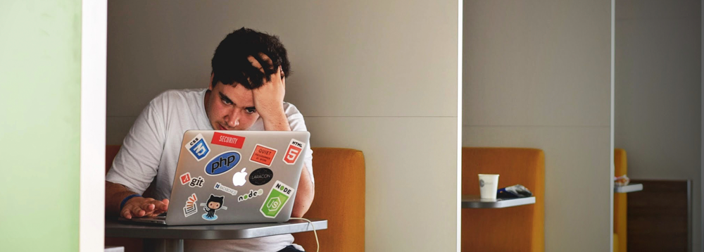 transmissão-ao-vivo-para-igrejas-homem-pensando-notebook