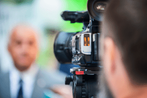 camera-realizando-transmissao-ao-vivo-de-evento-online