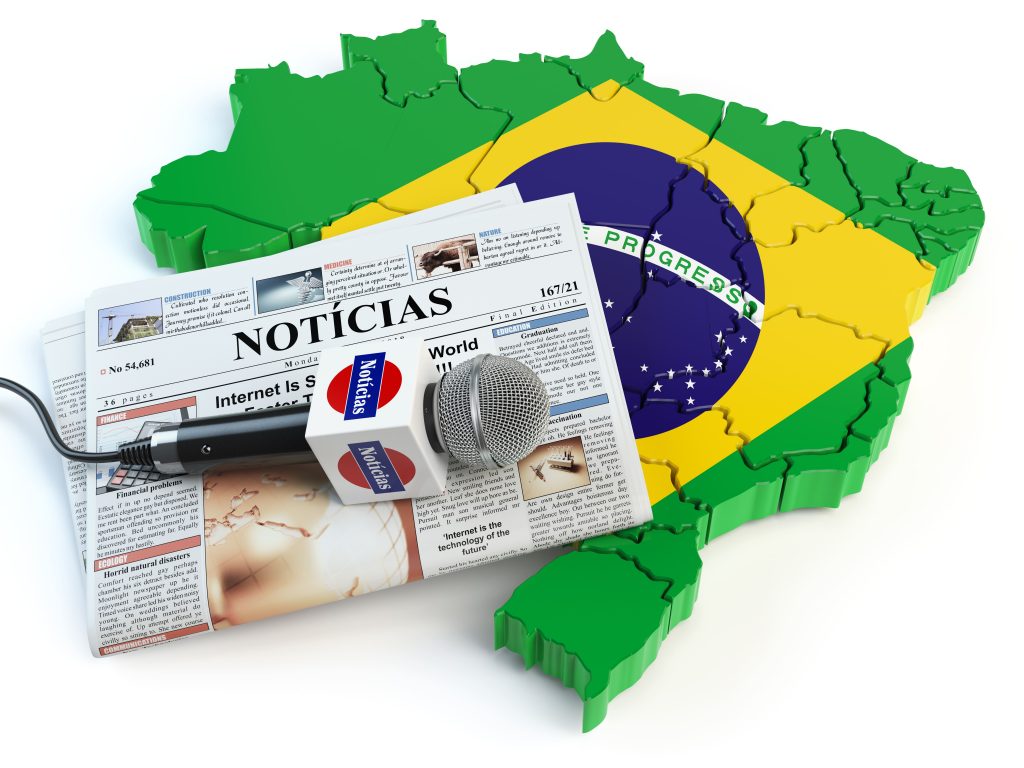 Fake news bandeira do Brasil jornal impresso microfone canopla notícias fake-news-bandeira-do-brasil-jornal-impresso-microfone-canopla-noticias