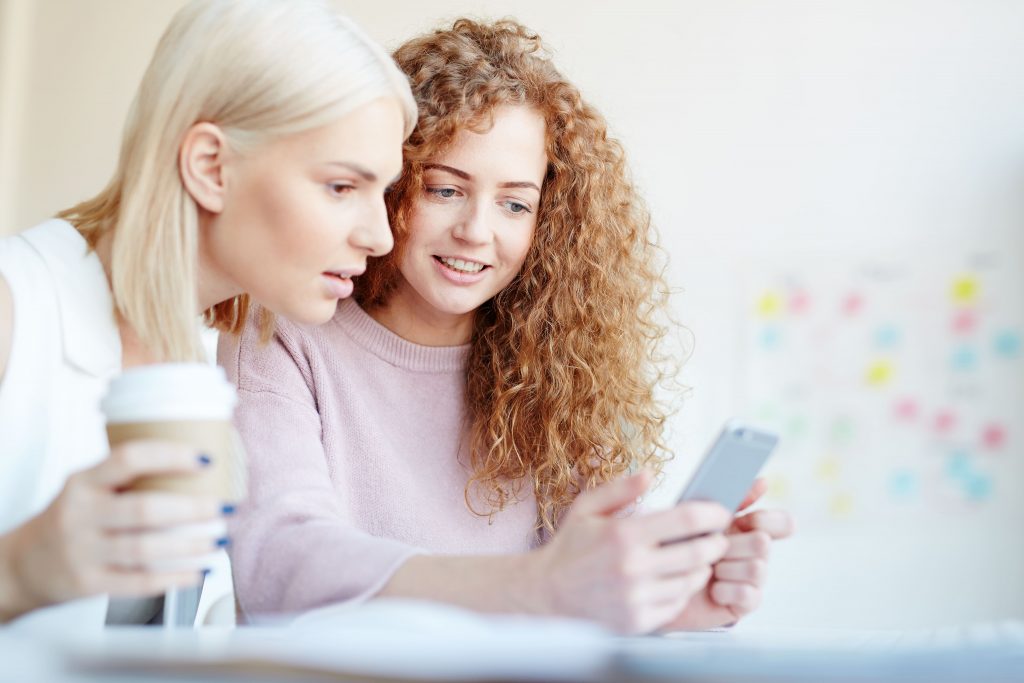 Fake news duas mulheres assustadas acompanhando pelo celular fake-news-duas-mulheres-assustadas-acompanhando-pelo-celular