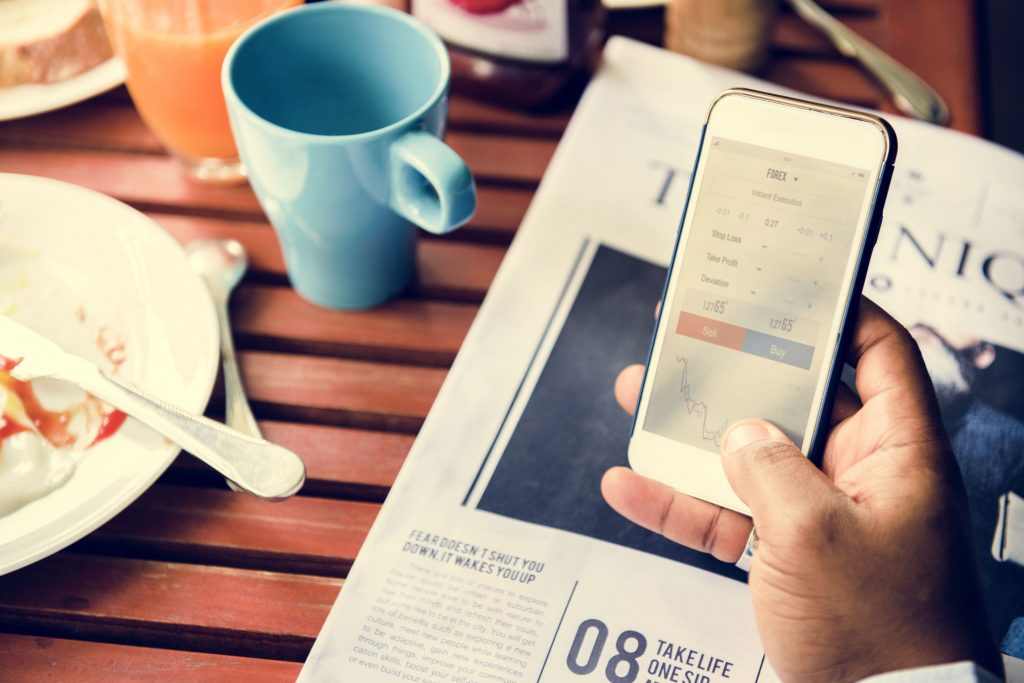 Fake news celular jornal impresso notícias mesa lanche homem-celular-jornal-impresso-noticias-mesa-lanche