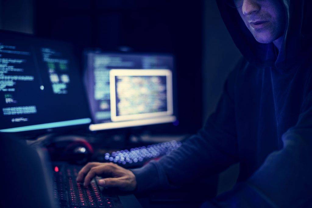 Fake news homem computador oculto código hacker homem-computador-oculto-codigo-hacker