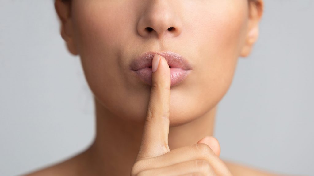 Fake news mulher sinal silêncio censura fake-news-mulher-sinal-silencio-censura