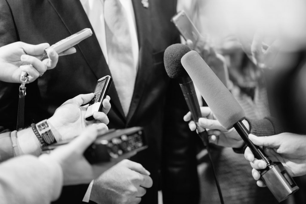 Fake news vários jornalistas microfone entrevista varios-jornalistas-microfone-entrevista