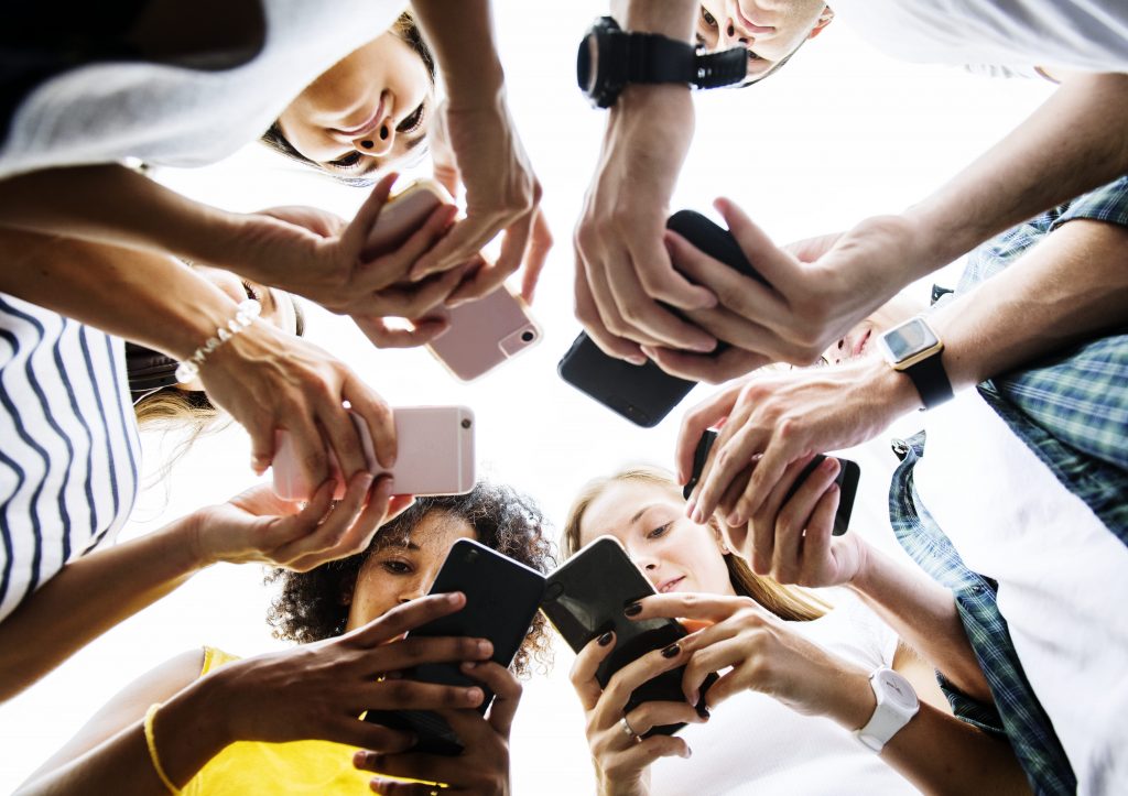 Fake news vários jovens conectados no celular fake-news-varios-jovens-conectados-no-celular