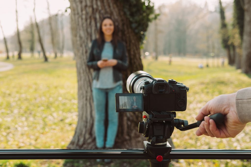 -mulher-gravando-camera-ao-ar-livre-transmissao-cinegrafista