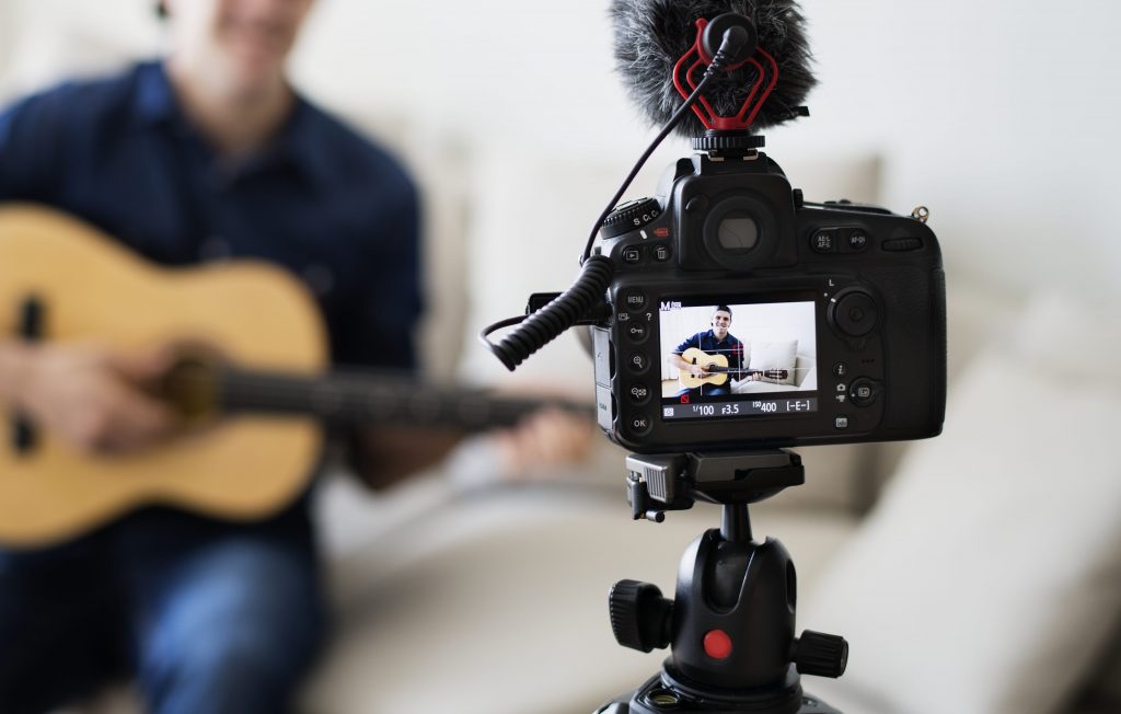 o-que-e-live-gravacao-camera-homem-tocando-violao