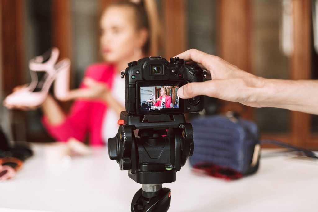 o-que-e-live-mulher-camera-propaganda-de-sapato