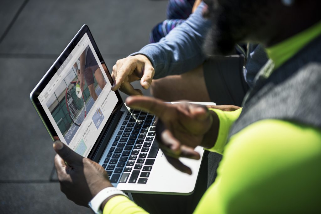 o-que-e-streaming-duas-pessoas-assistindo-video-no-computador
