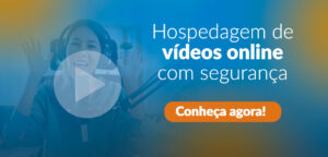 Mulher no computador configurando obs studio streaming