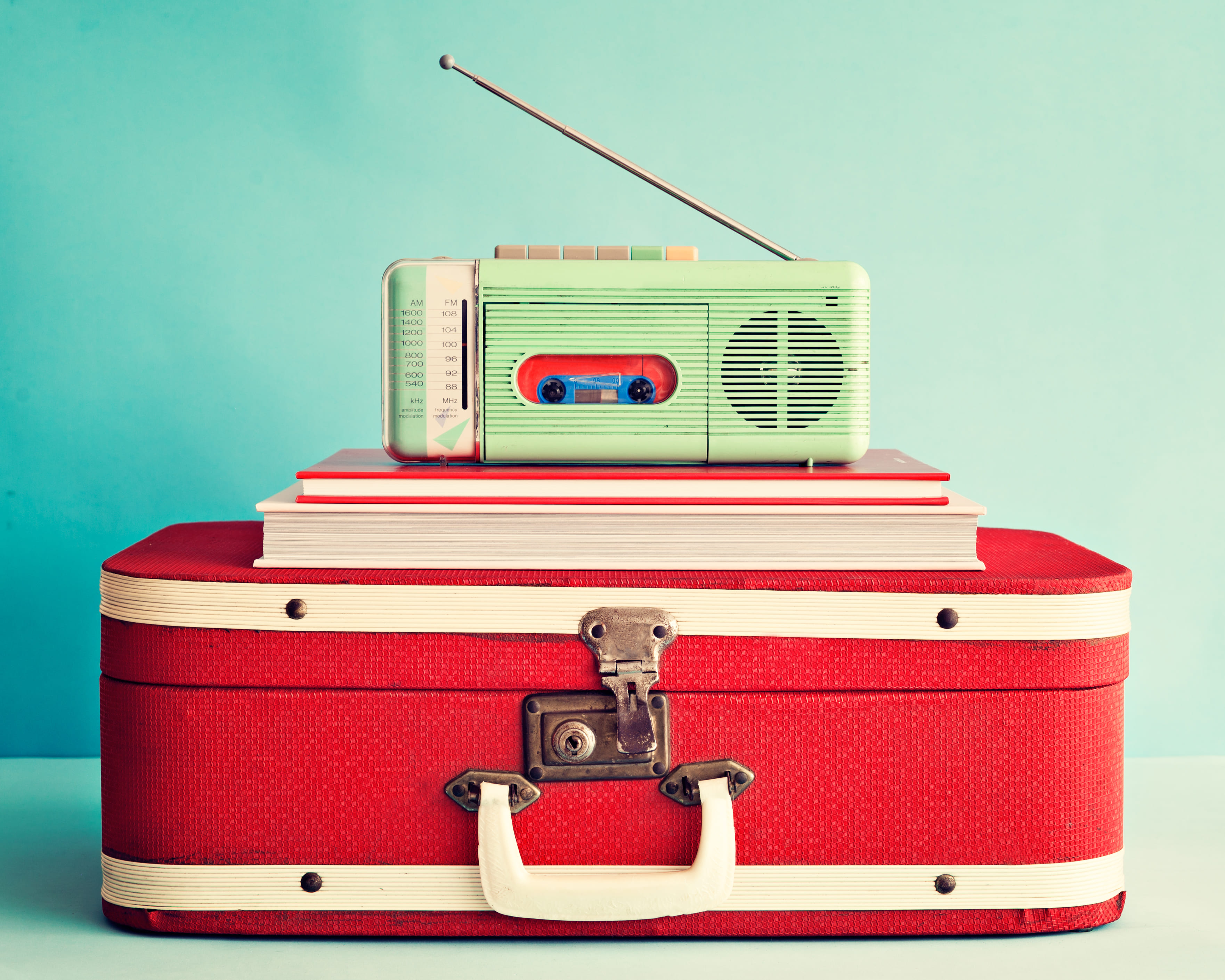 radio-online-aparelho-de-radio-verde-livros-em-cima-da-mala-vermelha
