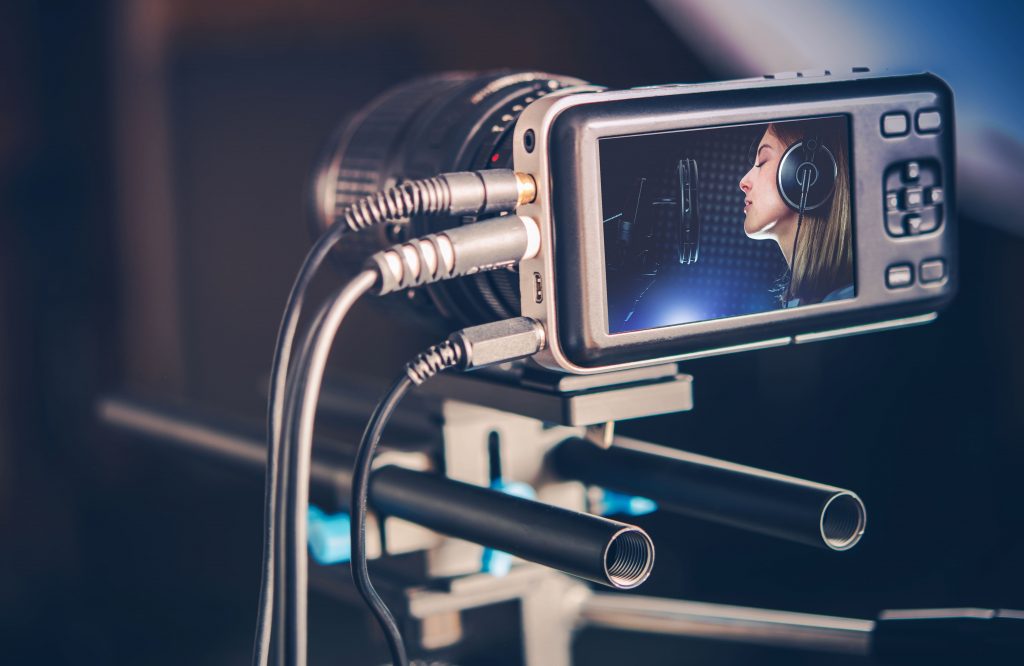 radio-online-gravacao-estudio-acustica-mulher-camera-e-celular