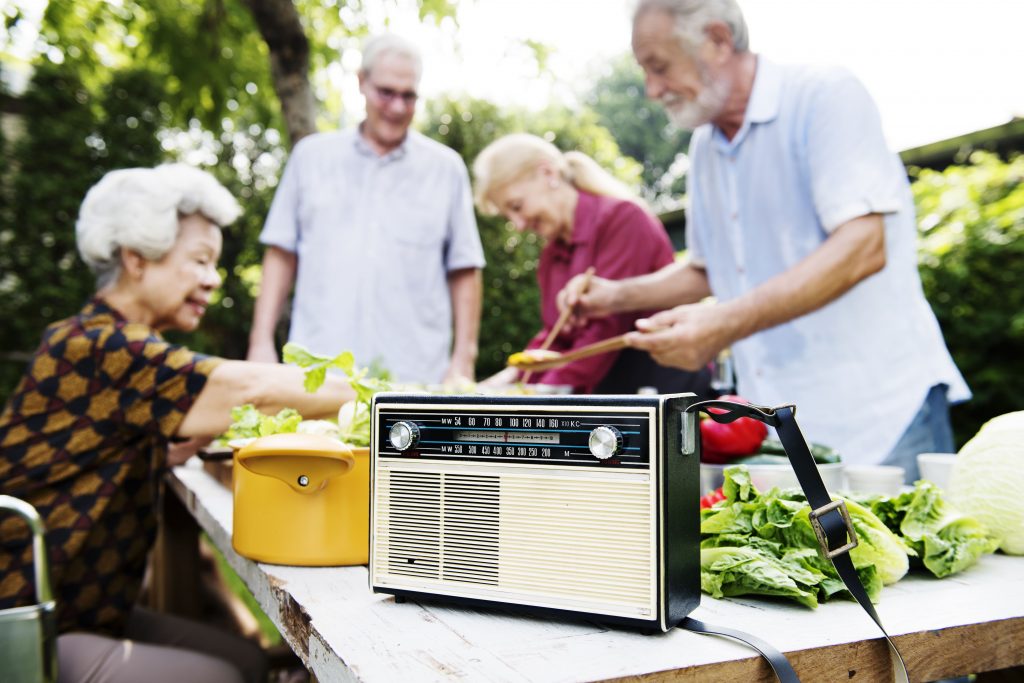 radio-online-grupo-de-idosos-escuta-radio-enquanto-mexe-nas-verduras