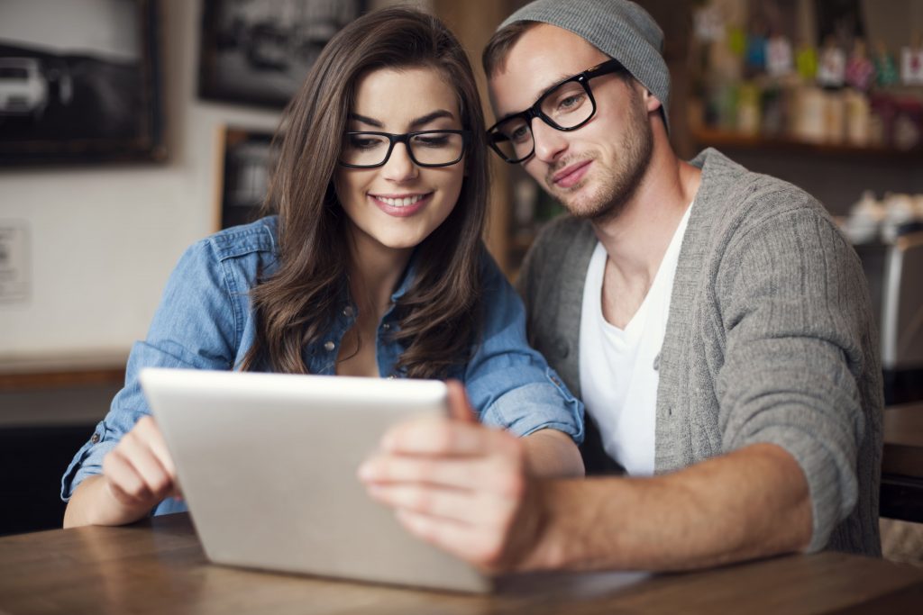 radio-online-homem-e-mulher-de-oculos-preto-assitindo-no-tablet