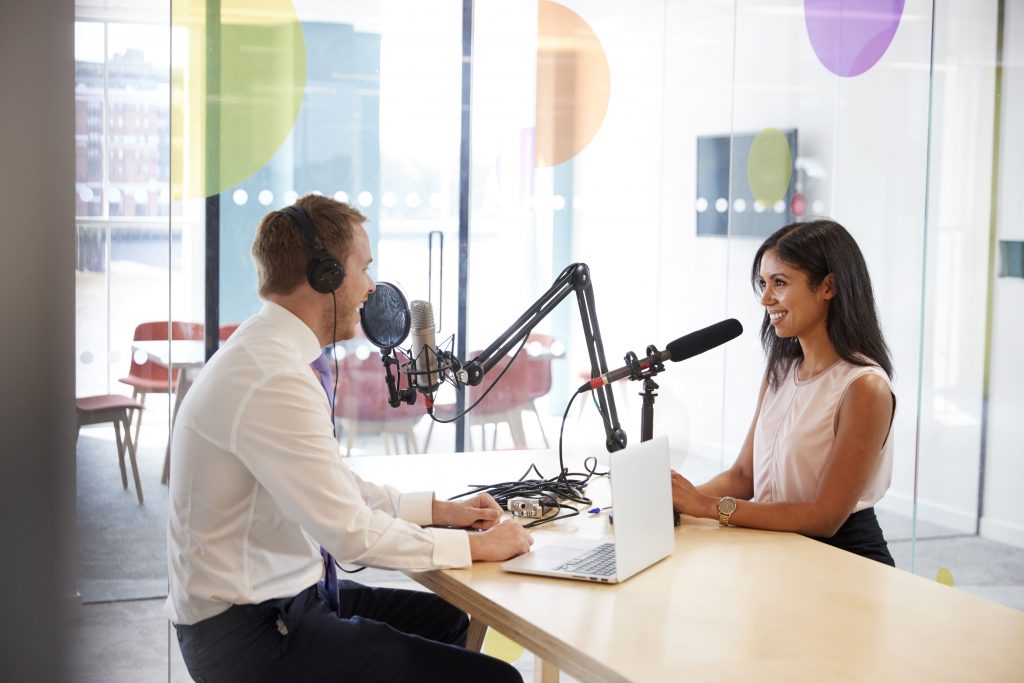 radio-online-homem-e-mulher-entrevista-estudio-de-radio