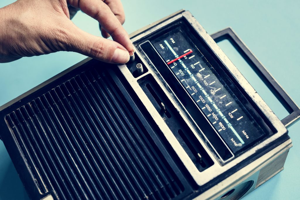 radio-online-homem-sintonizando-frequencia-aparelho-de-radio