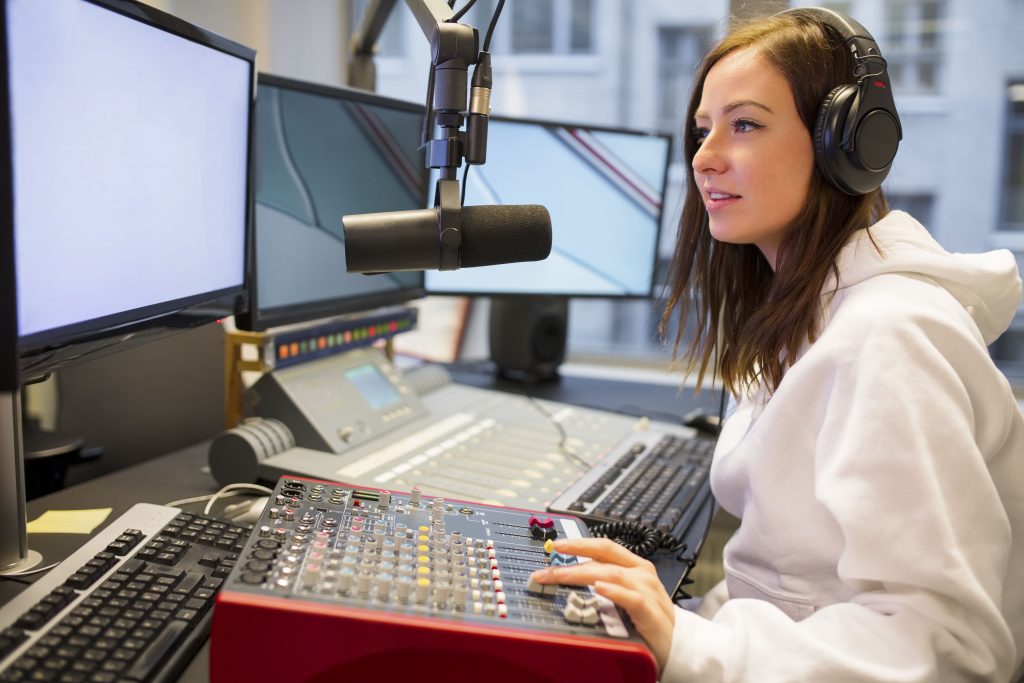 streaming para radio locutora no estúdio
