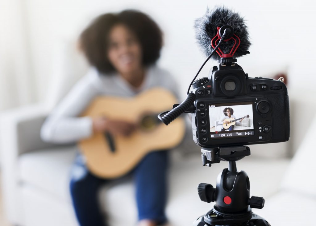 live-gravando-camera-mulher-tocando-violao