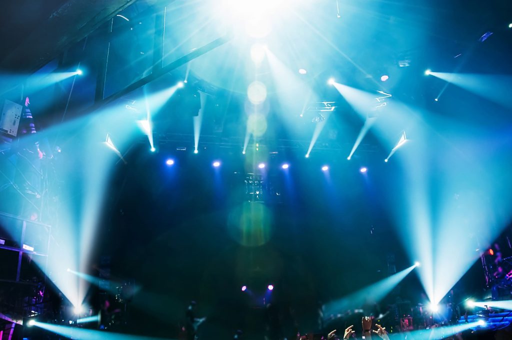 transmissao-ao-vivo-show-luzes-festa-publico-equipamentos