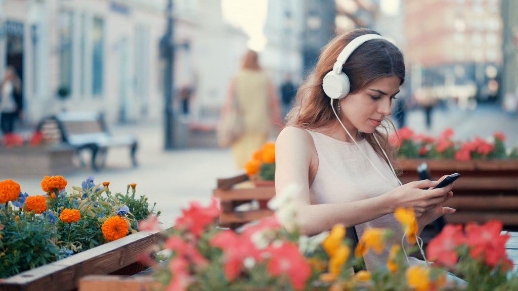 tudo-sobre-o-radio-garota-na-praca-flores-celular-com-fone-de-ouvido