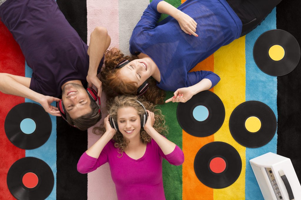 tudo-sobre-o-radio-tres-jovens-alegres-felizes-fone-de-ouvido-disco-vinil-faixas-coloridas