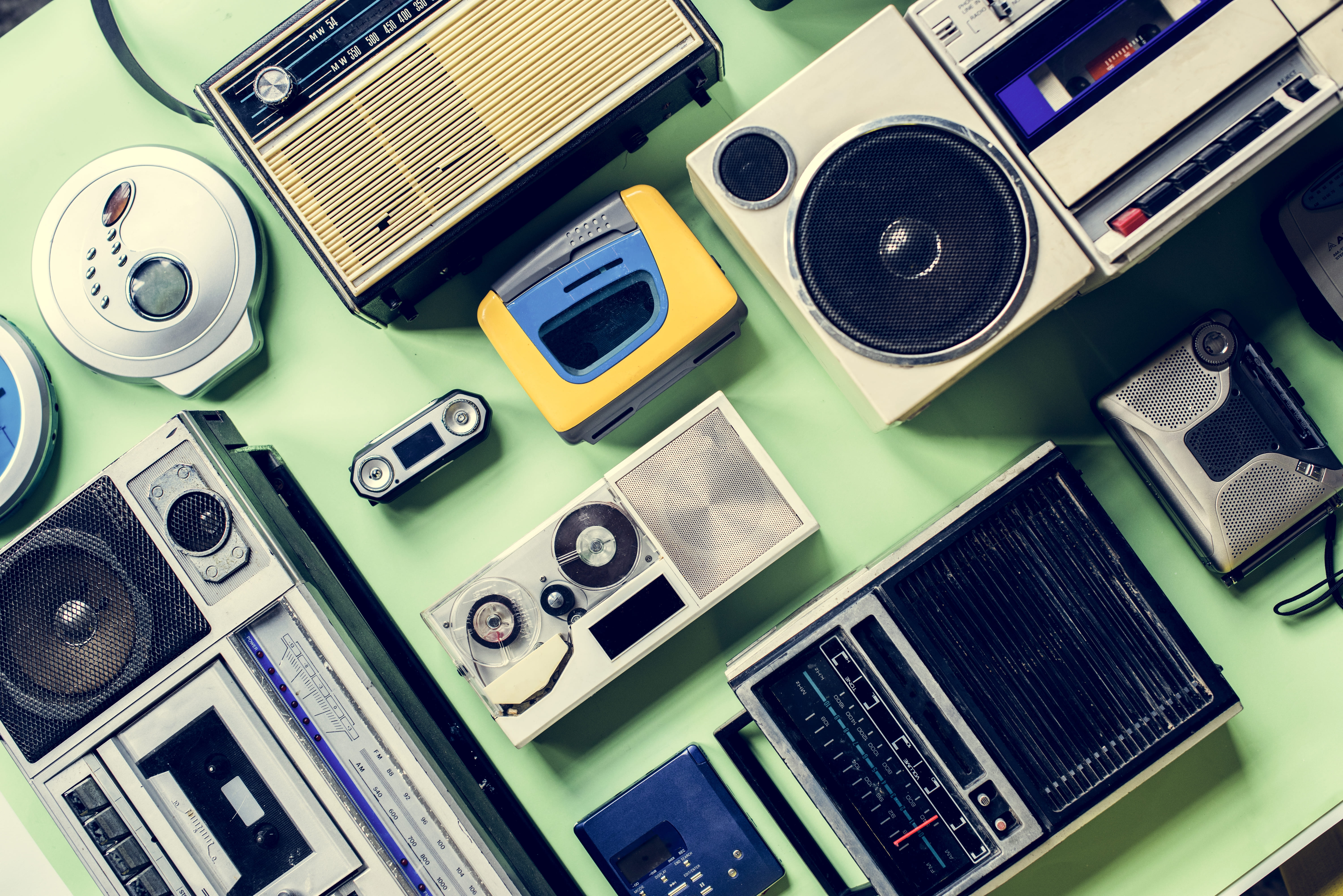 tudo-sobre-o-radio-varios-formatos-de-radio-aparelho-audio
