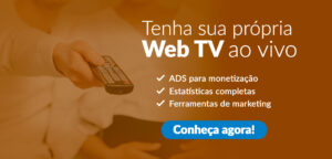 Casal assistindo web tv com transmissão ao vivo 24 horas
