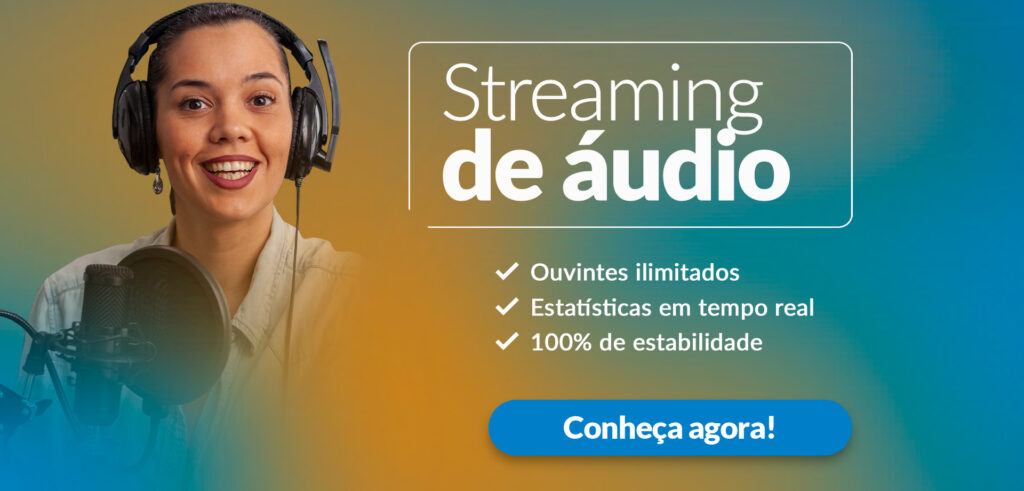 Apresentadora de web rádio ao microfone no estúdio, com a câmera enquadrando a bancada
