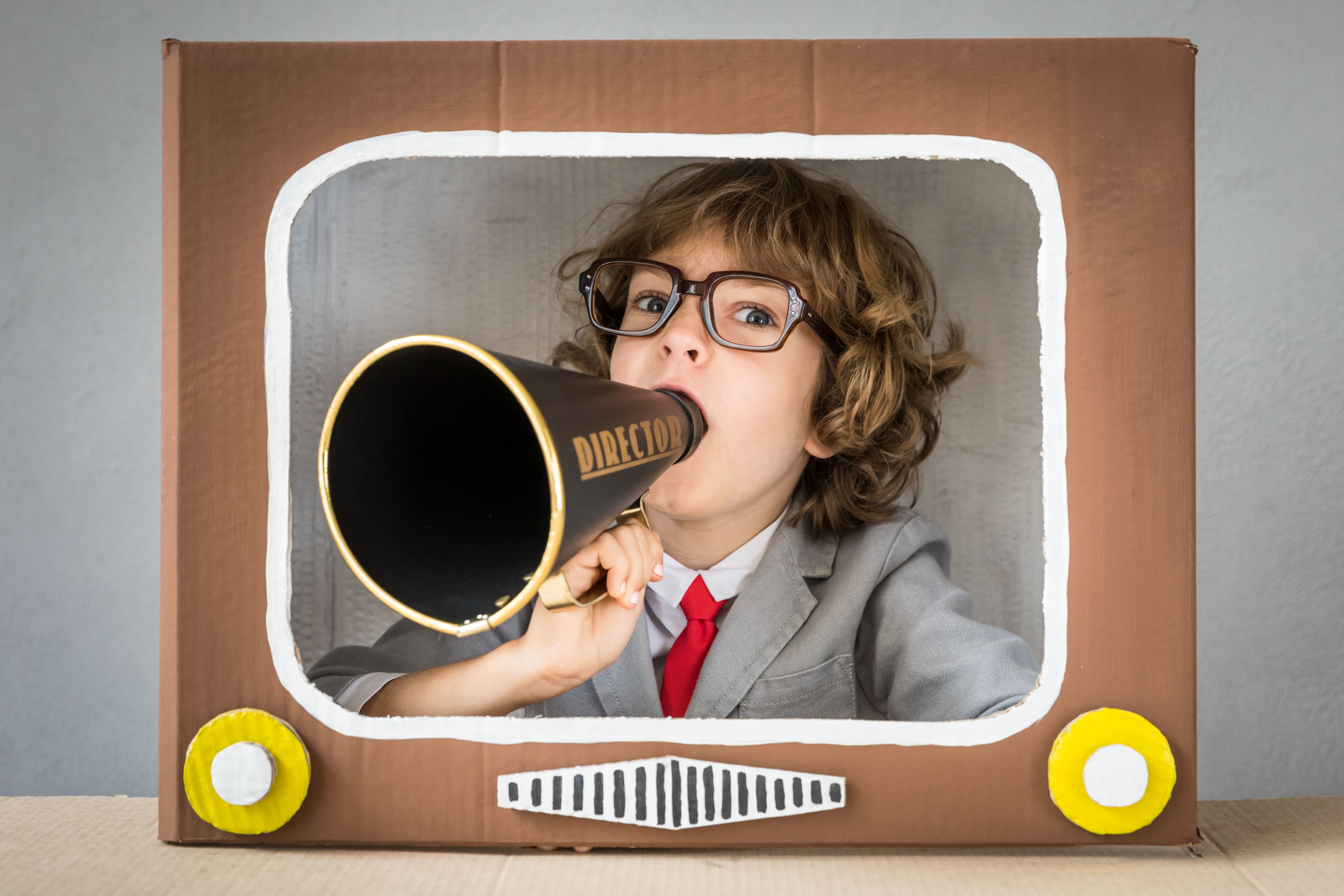 marketing-promocional-crianca-terno-e-gravata-anunciando-na-televisao-com-megafone