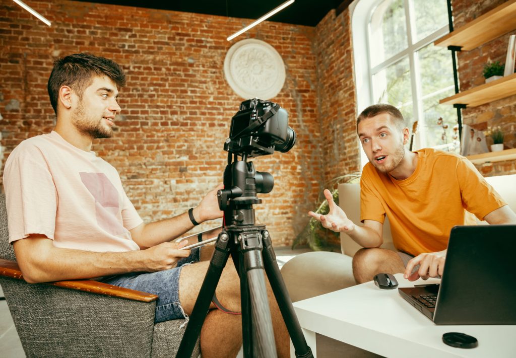 tv-e-internet-dois-homens-jovens-camera-gravando-video