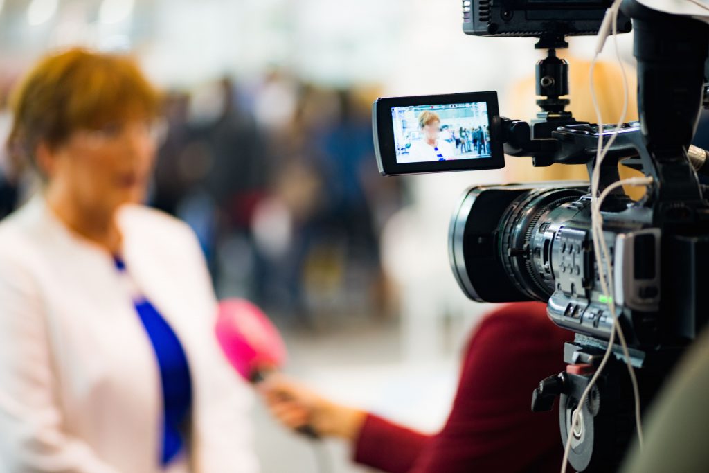 tv-e-internet-duas-mulheres-camera-microfone-entrevista