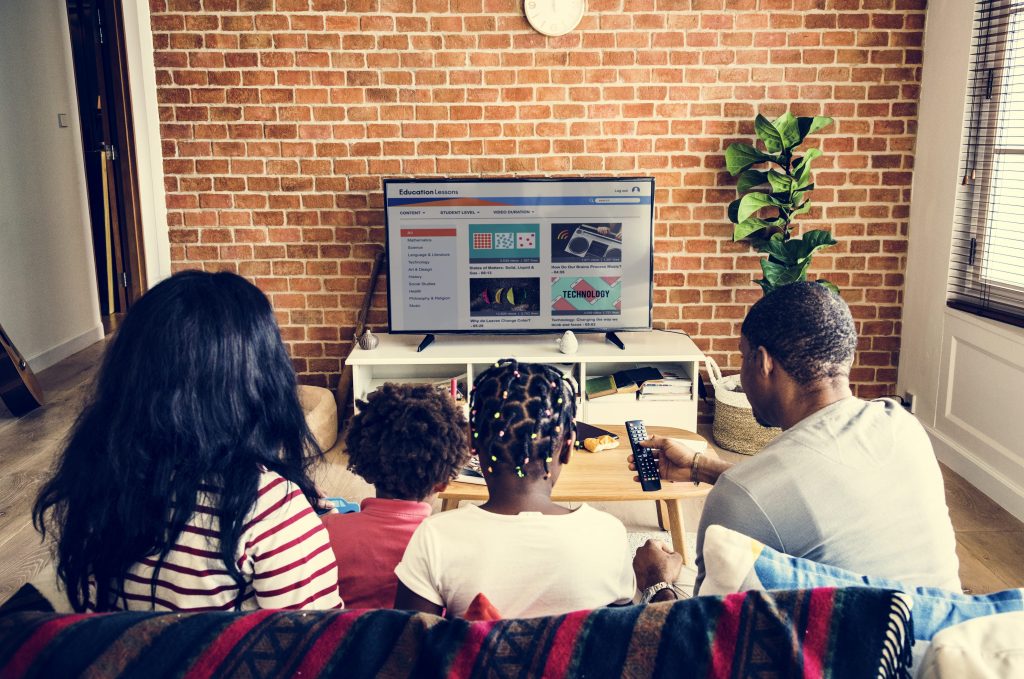 tv-e-internet-familia-pai-mae-filhos-assistindo-televisão-LCD