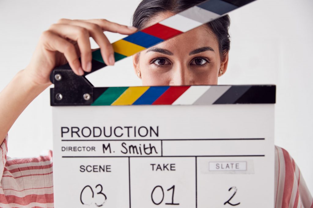 tv-e-internet-mulher-segurando-placa-claquete-video-gravar