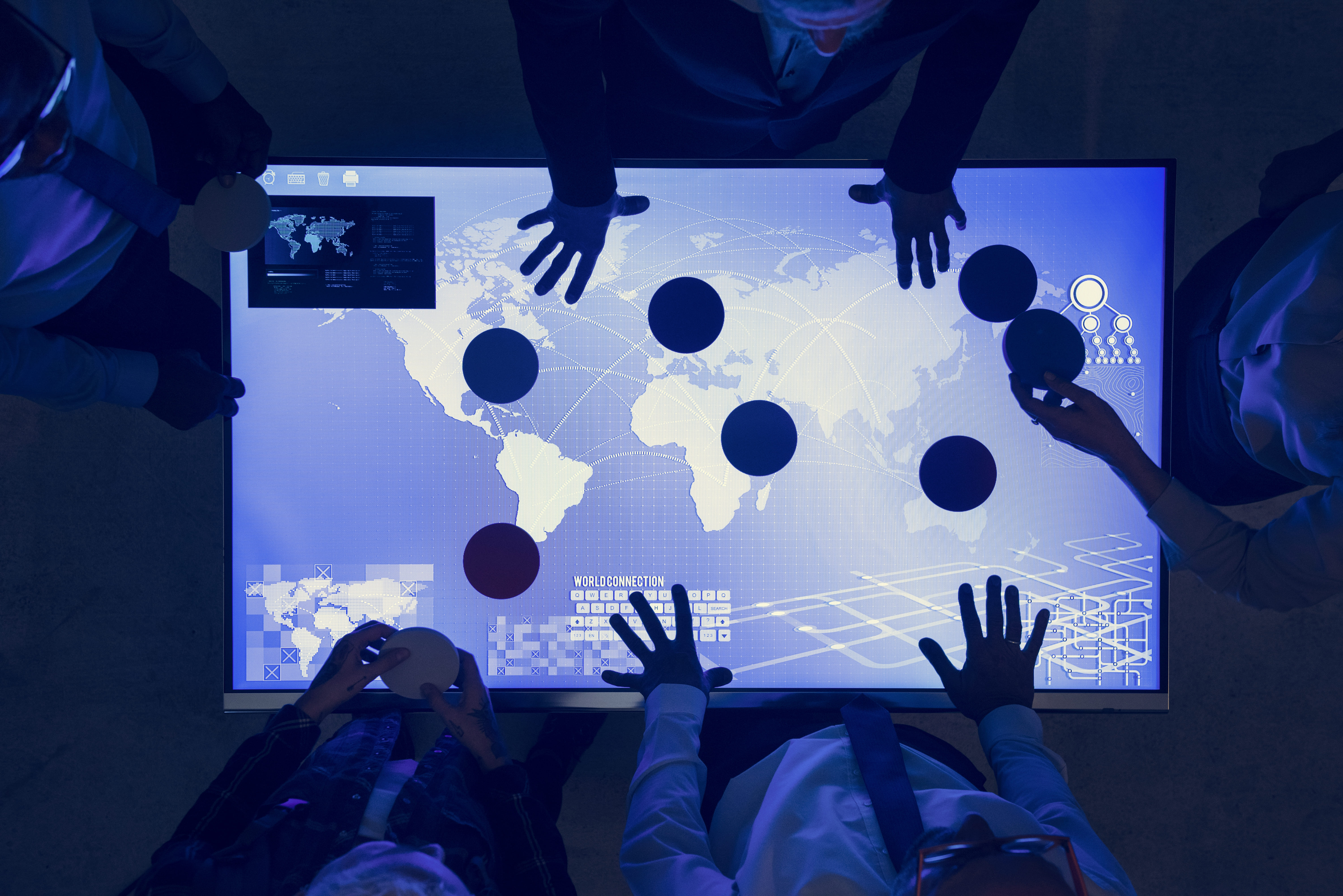 avanco-da-tecnologia-varias-pessoas-maos-tela-digital-mapa-do-mundo