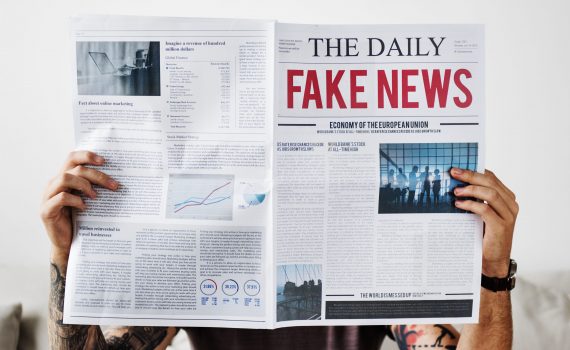 fake-news-homem-lendo-noticias-jornal-impresso