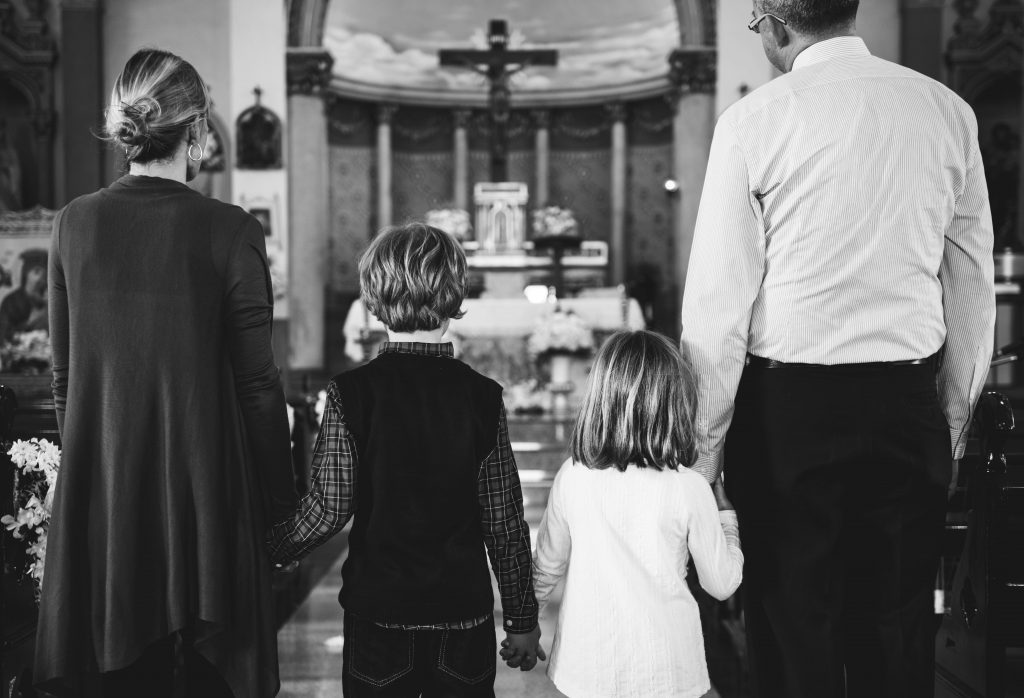 familia-pai-mae-filhos-igreja-crucifixo