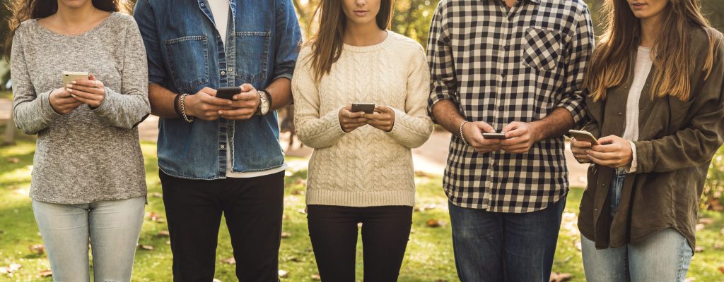 jovens-mexendo-no-celular