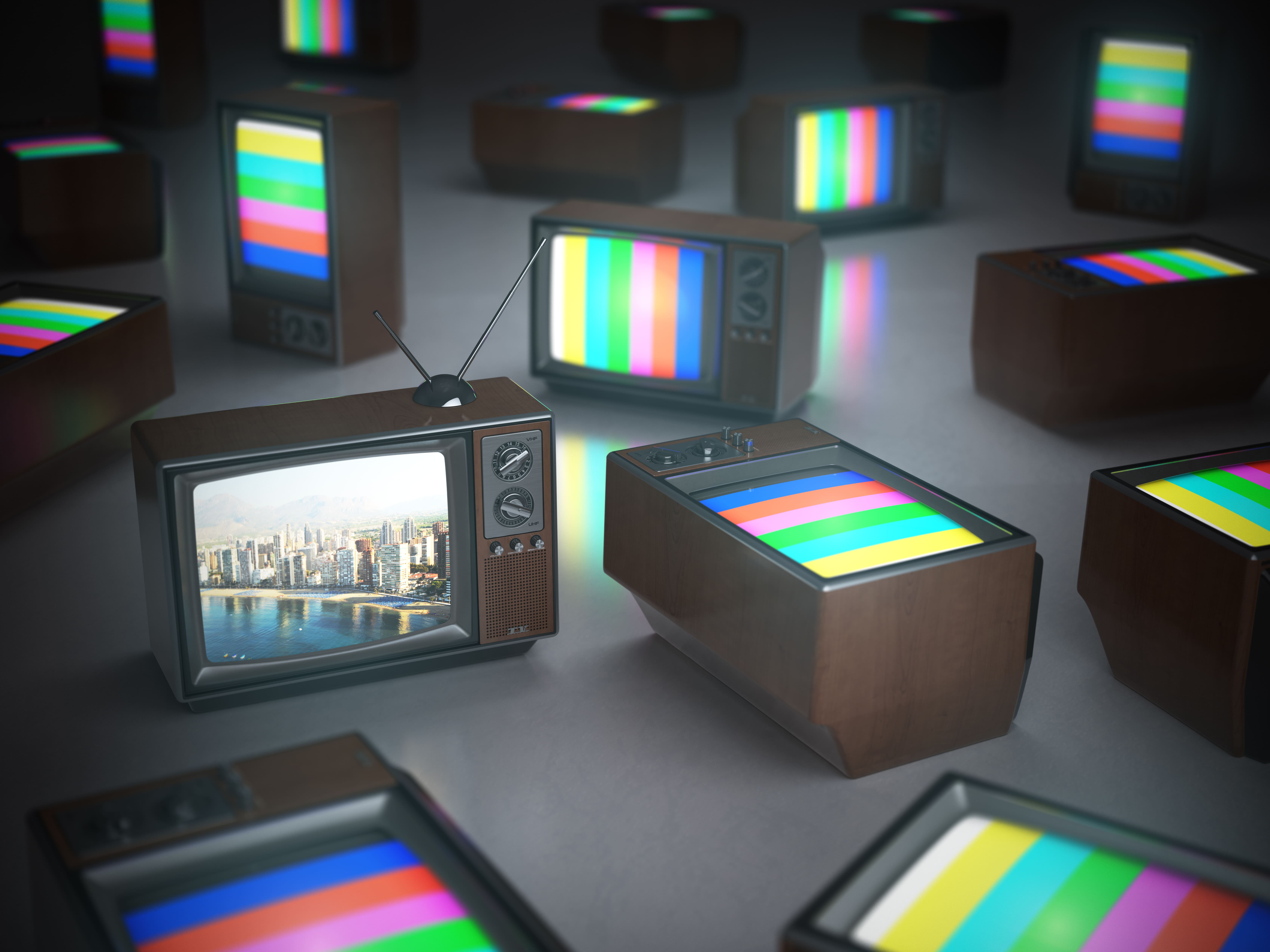 novas-tecnologias-varias-televisoes-antigas-ligadas-televisao-a-cor